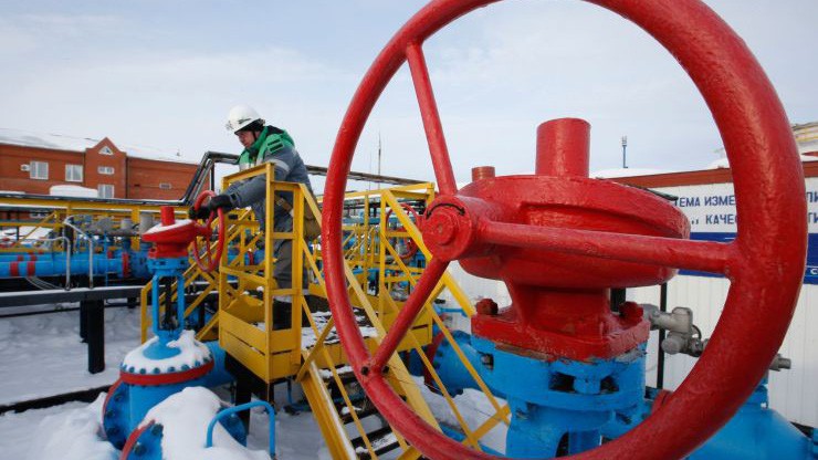 Nguồn cung trên thị trường dầu lửa toàn cầu vẫn đang dần thắt lại do nỗ lực giảm sản lượng của OPEC và Nga - Ảnh: Reuters.