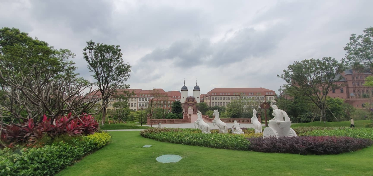 Cận cảnh khu trụ sở 2 tỷ USD mang phong cách châu Âu của Huawei - Ảnh 1.