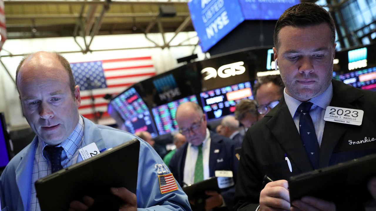 Các nhà giao dịch cổ phiếu trên sàn NYSE ở New York, Mỹ - Ảnh: Reuters.
