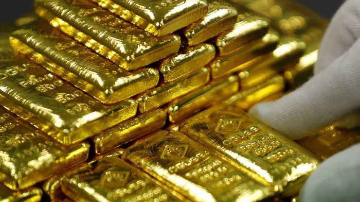 Giá vàng thế giới đang ở trong phiên giảm thứ tư liên tiếp do nhu cầu mua tài sản an toàn suy giảm - Ảnh: Reuters.