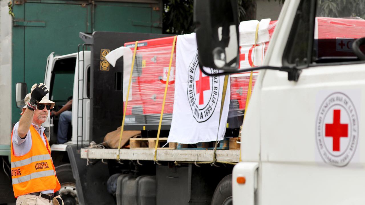 Chữ thập đỏ Quốc tế đưa lô hàng viện trợ nhân đạo đầu tiên vào Venezuela ngày 16/4 - Ảnh: Reuters.
