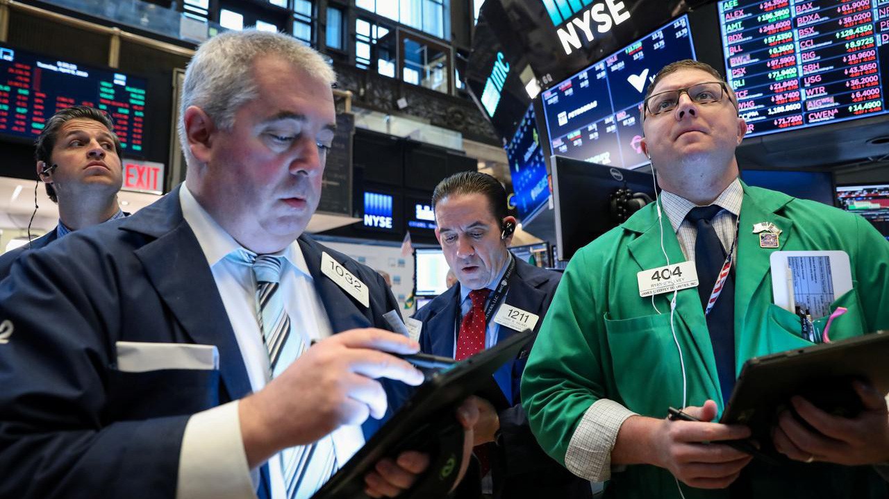 Các nhà giao dịch cổ phiếu trên sàn NYSE ở New York, Mỹ - Ảnh: Reuters.
