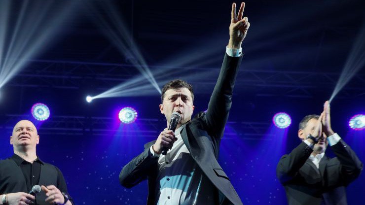 Ông Volodymyr Zelenskiy trong một buổi biểu diễn   ở Ukraine hôm 29/3 - Ảnh: Reuters.