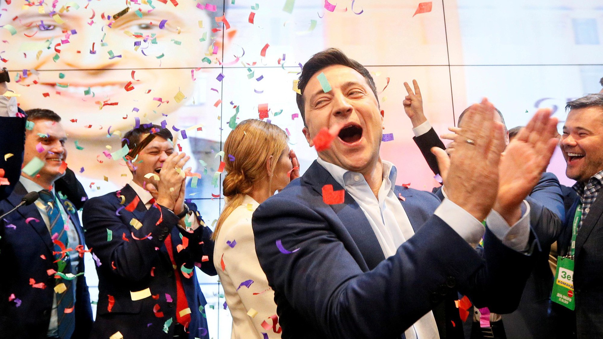 Ông Volodymyr Zelenskiy ăn mừng khi có dự báo kết quả bầu cử hôm 21/4 - Ảnh: Reuters.