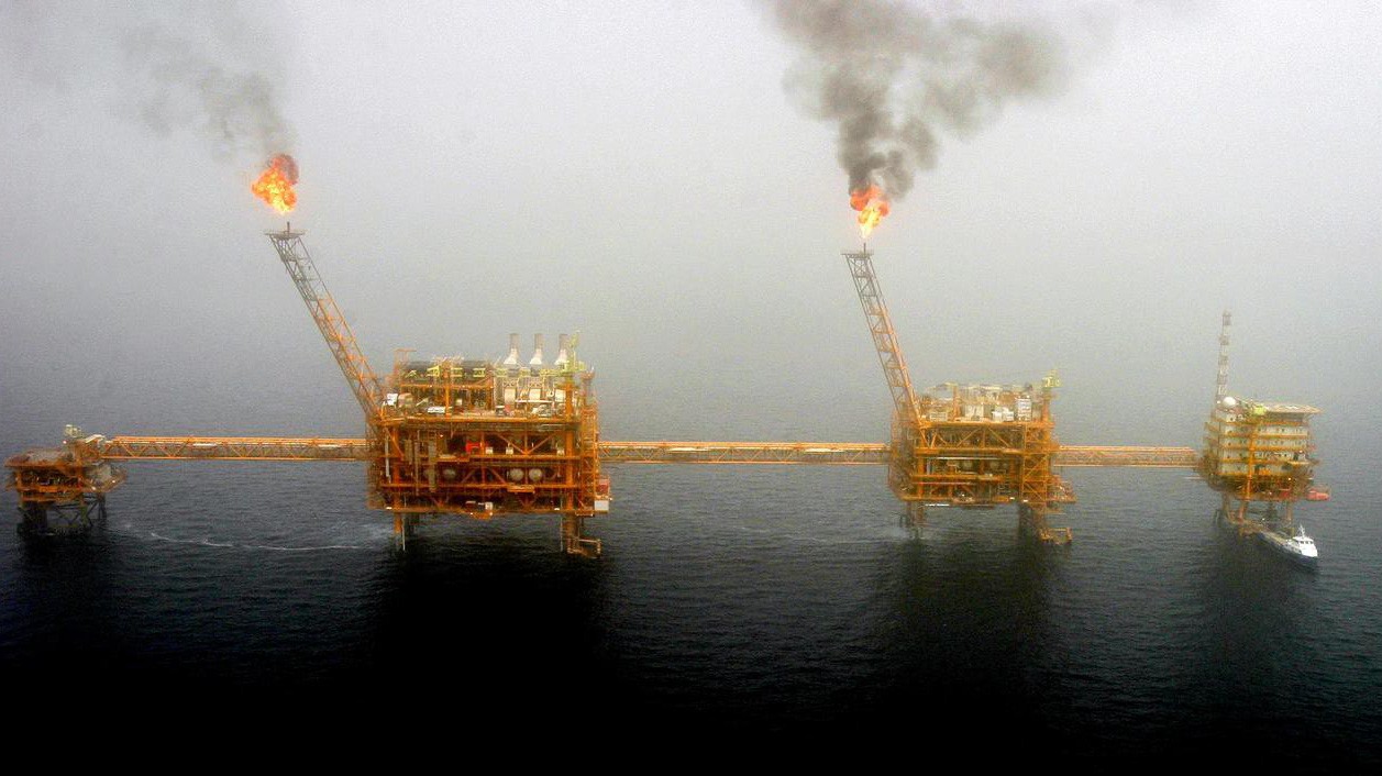 Một mỏ dầu của Iran trên vùng biển gần thủ đô Tehran hồi năm 2005 - Ảnh: Reuters.
