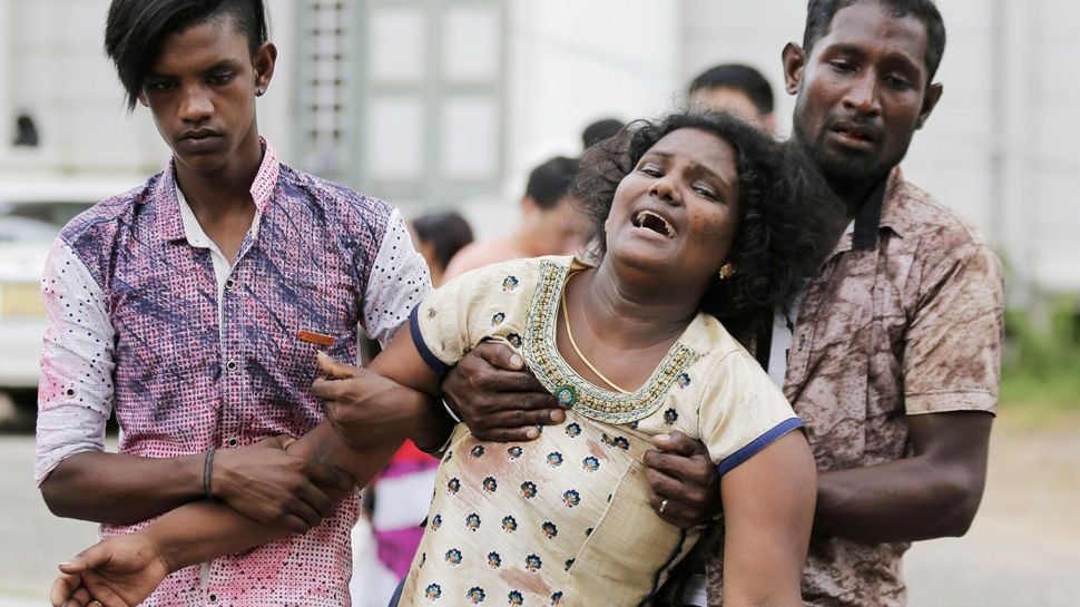 Người thân của nạn nhân trong vụ đánh bom ở Sri Lanka đau đớn vì mất mát lớn - Ảnh: Reuters.