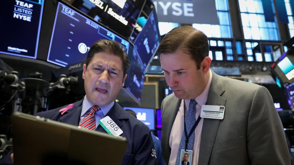 Các nhà giao dịch cổ phiếu trên sàn NYSE ở New York, Mỹ - Ảnh: Reuters.