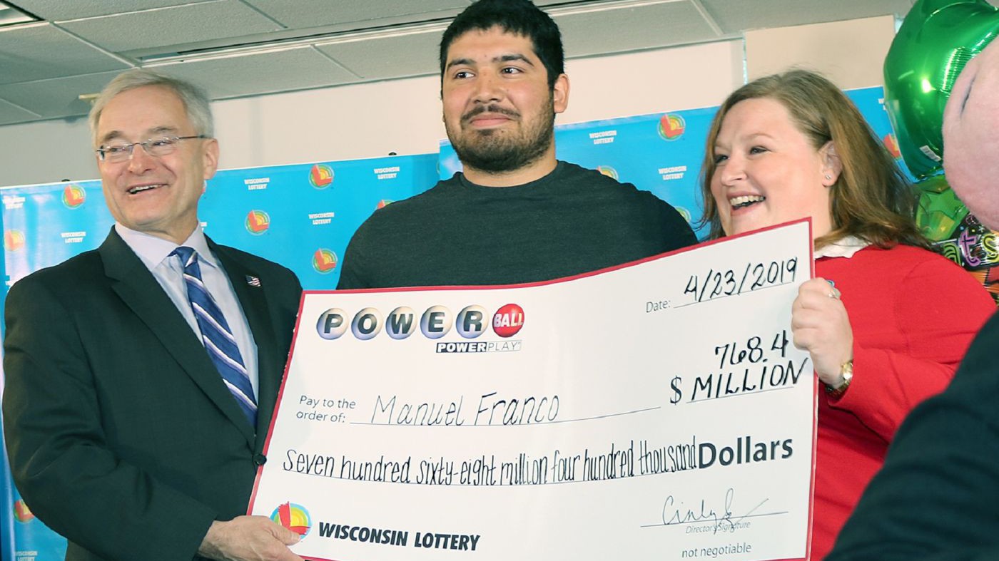 Manuel Franco (giữa) nhận giải độc đắc hôm 24/3 - Ảnh: CNBC.