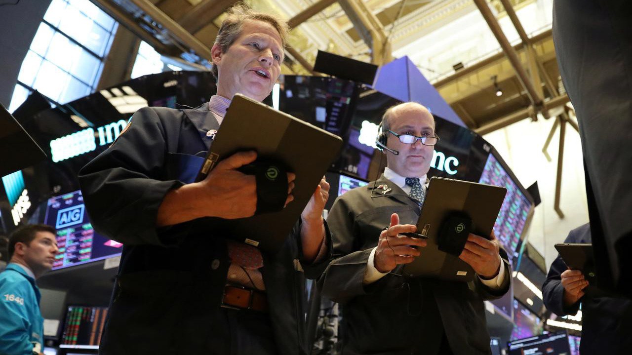 Các nhà giao dịch cổ phiếu trên sàn NYSE ở New York, Mỹ - Ảnh: Reuters.
