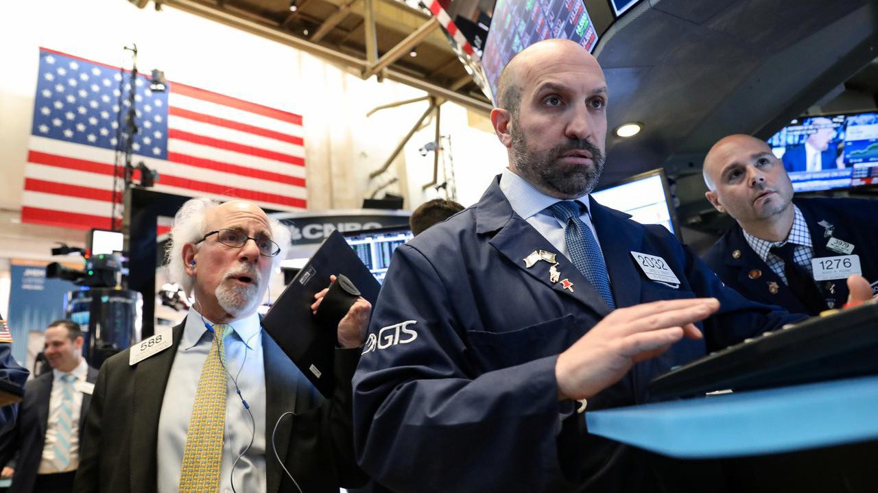 Các nhà giao dịch cổ phiếu trên sàn NYSE ở New York, Mỹ - Ảnh: Reuters.