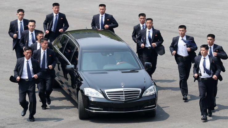 Đội cận vệ của ông Kim Jong Un chạy theo xe limousine của nhà lãnh đạo tại thượng đỉnh Hàn-Triều tại Bàn Môn Điếm hồi tháng 4/2018 - Ảnh: Getty/CNBC.