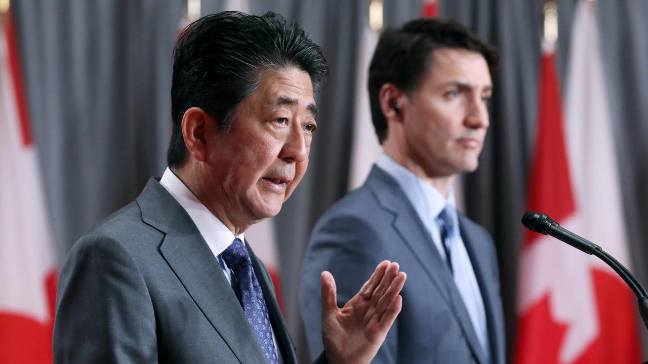 Thủ tướng Nhật Bản Shinzo Abe (trái) và Thủ tướng Canada Justin Trudeau trong cuộc họp báo ở Ottawa ngày 28/4 - Ảnh: Reuters.