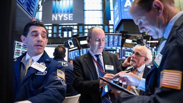 Các nhà giao dịch cổ phiếu trên sàn NYSE ở New York, Mỹ - Ảnh: Reuters.
