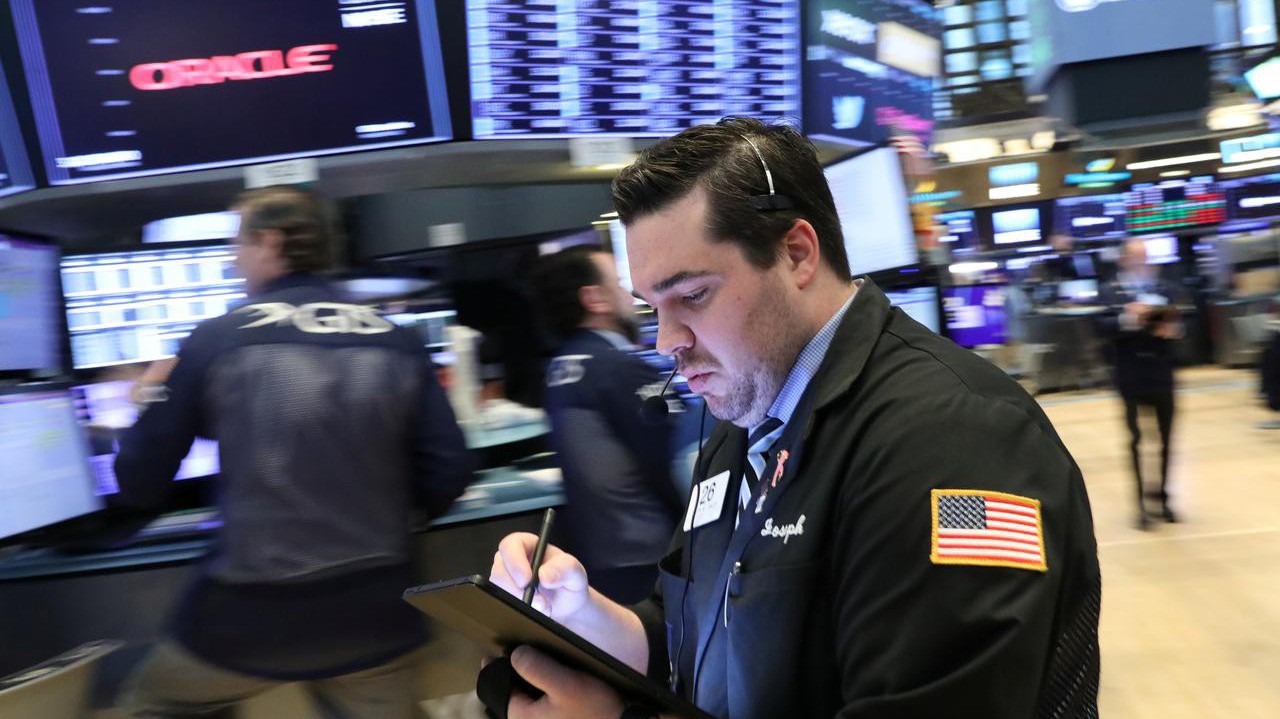 Các nhà giao dịch cổ phiếu trên sàn NYSE ở New York, Mỹ - Ảnh: Reuters.