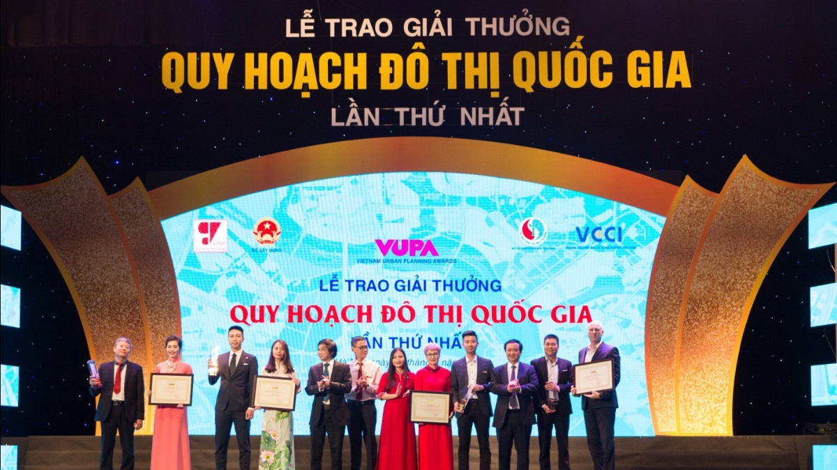 Bà Trần Thị Quỳnh Ngọc – Phó Chủ tịch Tập đoàn Nam Cường (đứng thứ 2 từ trái sang) đại diện Tập đoàn nhận Giải Vàng Giải thưởng Quy hoạch Đô thị Quốc gia cho Khu đô thị Đông, Tây thành phố Hải Dương.