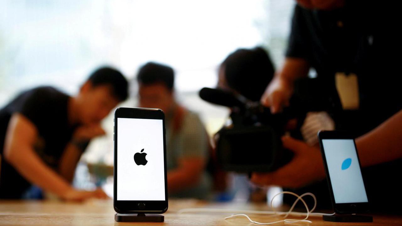 Giới phân tích nói rằng nhu cầu iPhone tại thị trường Trung Quốc đang khởi sắc nhờ những đợt giảm giá gần đây, cũng như những tín hiệu tốt từ đàm phán thương mại Mỹ-Trung - Ảnh: Reuters.