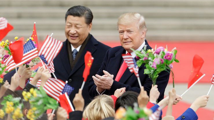 Chủ tịch Trung Quốc Tập Cận Bình (trái) và Tổng thống Mỹ Donald Trump trong chuyến thăm Bắc Kinh của ông Trump hồi tháng 11/2017 - Ảnh: Bloomberg/CNBC.