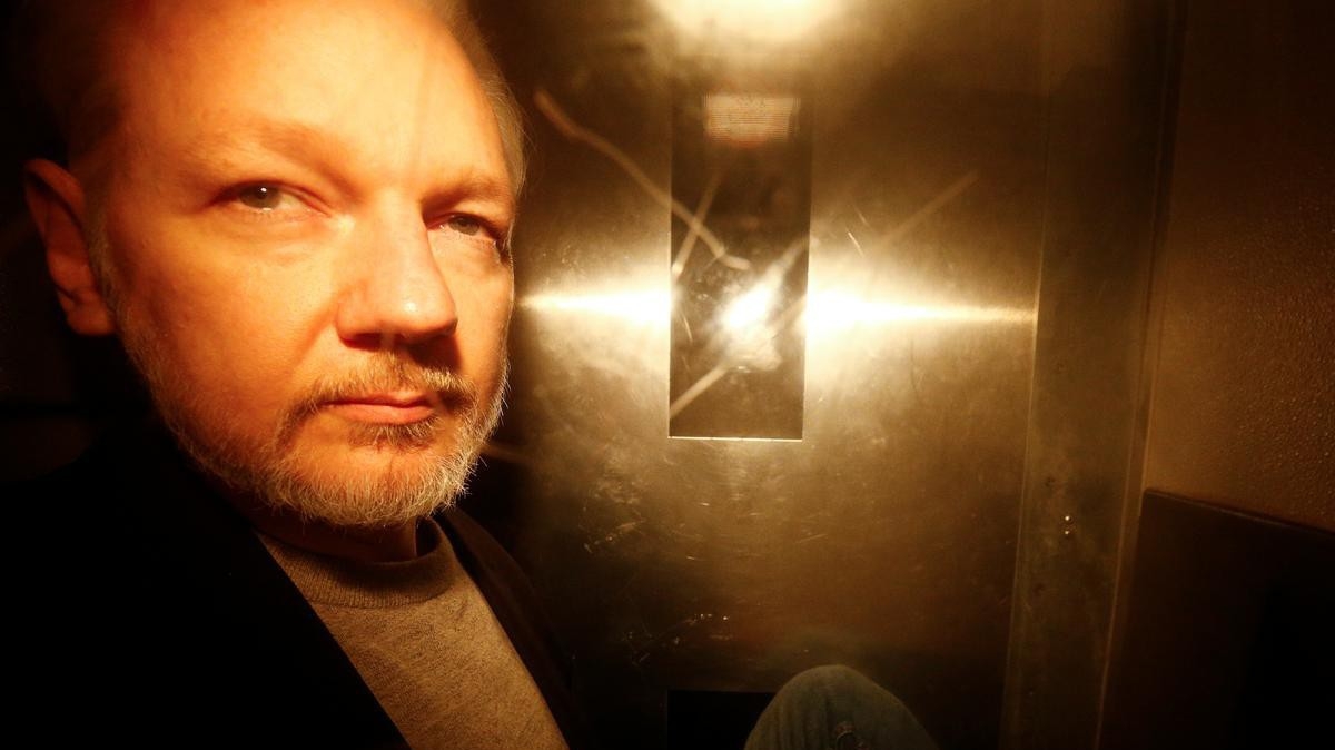 Julian Assange rời tòa án ở London sau khi bị kết án ngày 1/5 - Ảnh: Reuters.