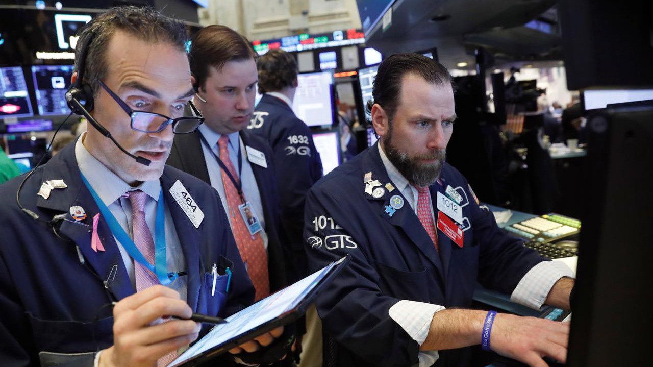 Các nhà giao dịch cổ phiếu trên sàn NYSE ở New York, Mỹ - Ảnh: Reuters.