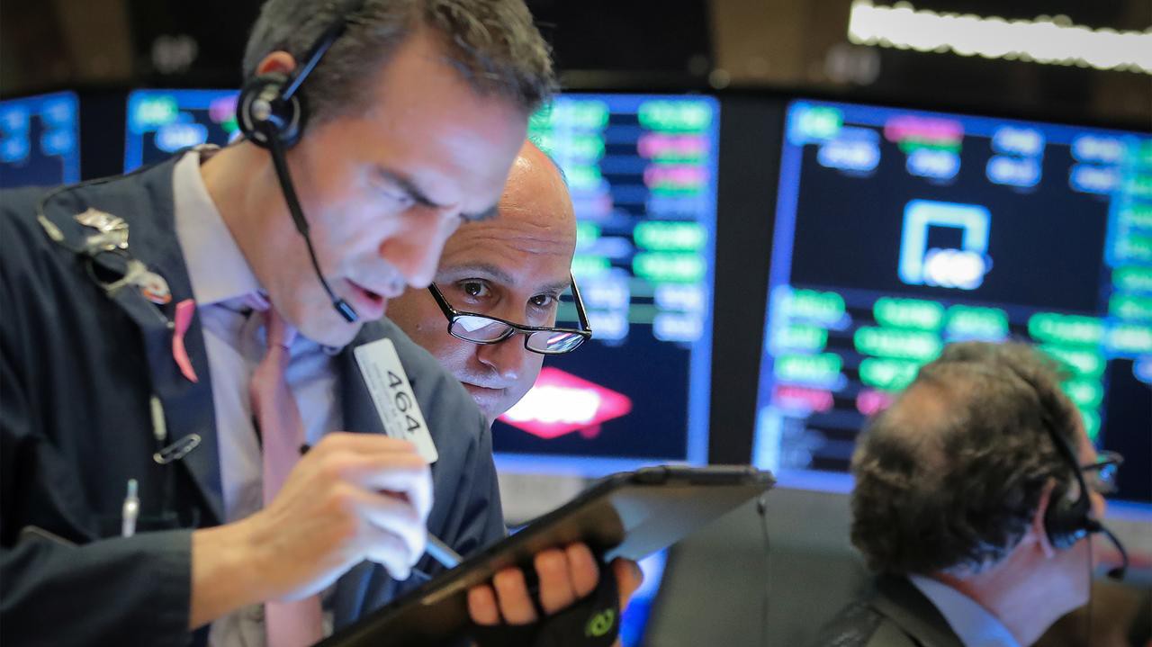 Các nhà giao dịch cổ phiếu trên sàn NYSE ở New York, Mỹ - Ảnh: Reuters.