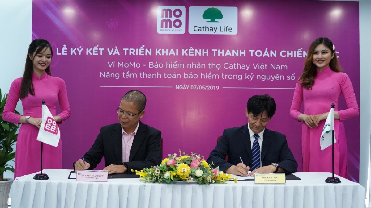 Ông Phạm Thành Đức - Tổng giám đốc Ví điện tử MoMo và ông Eric Wu - Phó tổng giám đốc Cathay Việt Nam tại buổi lễ ký kết.