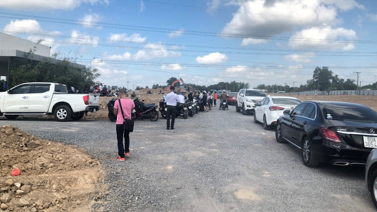 Rất đông khách hàng tìm đến mua đất nền Eco Town Long Thành vào mỗi cuối tuần.