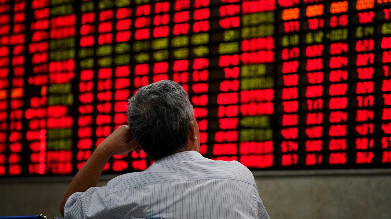 Giới đầu tư chứng khoán Trung Quốc đang giữ quan điểm thận trọng - Ảnh: Reuters.