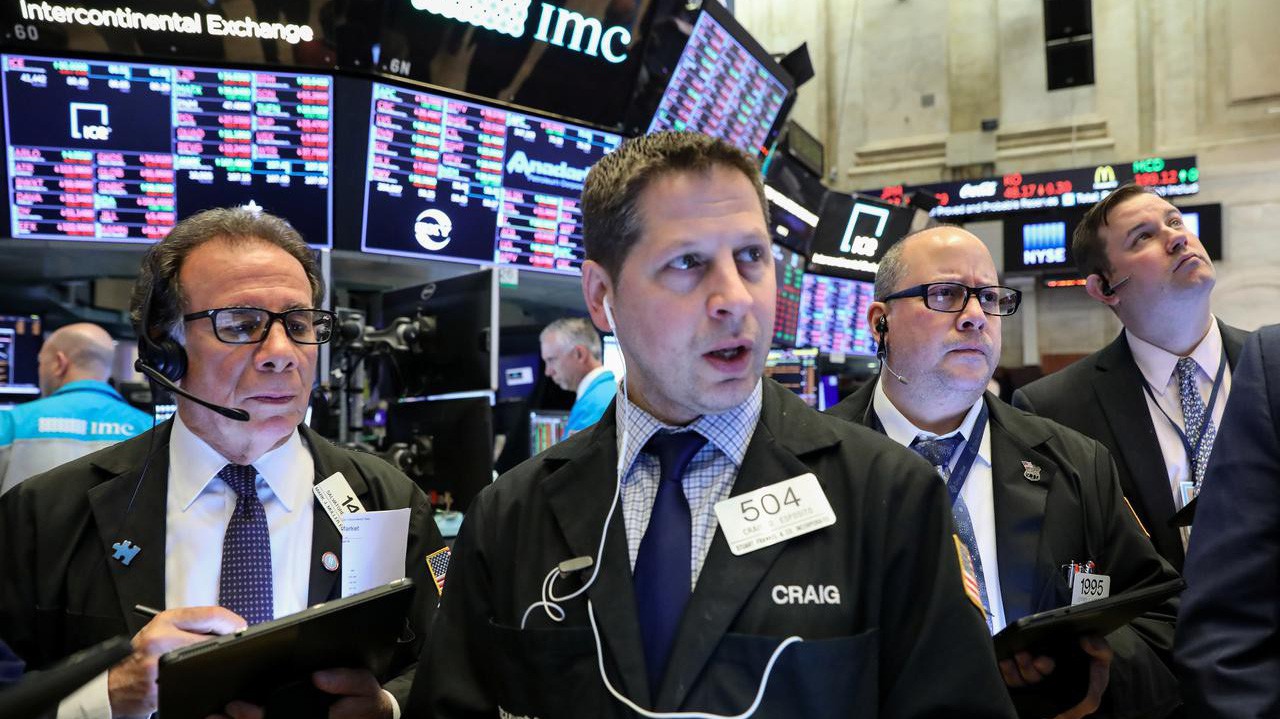 Các nhà giao dịch cổ phiếu trên sàn NYSE ở New York, Mỹ - Ảnh: Reuters.