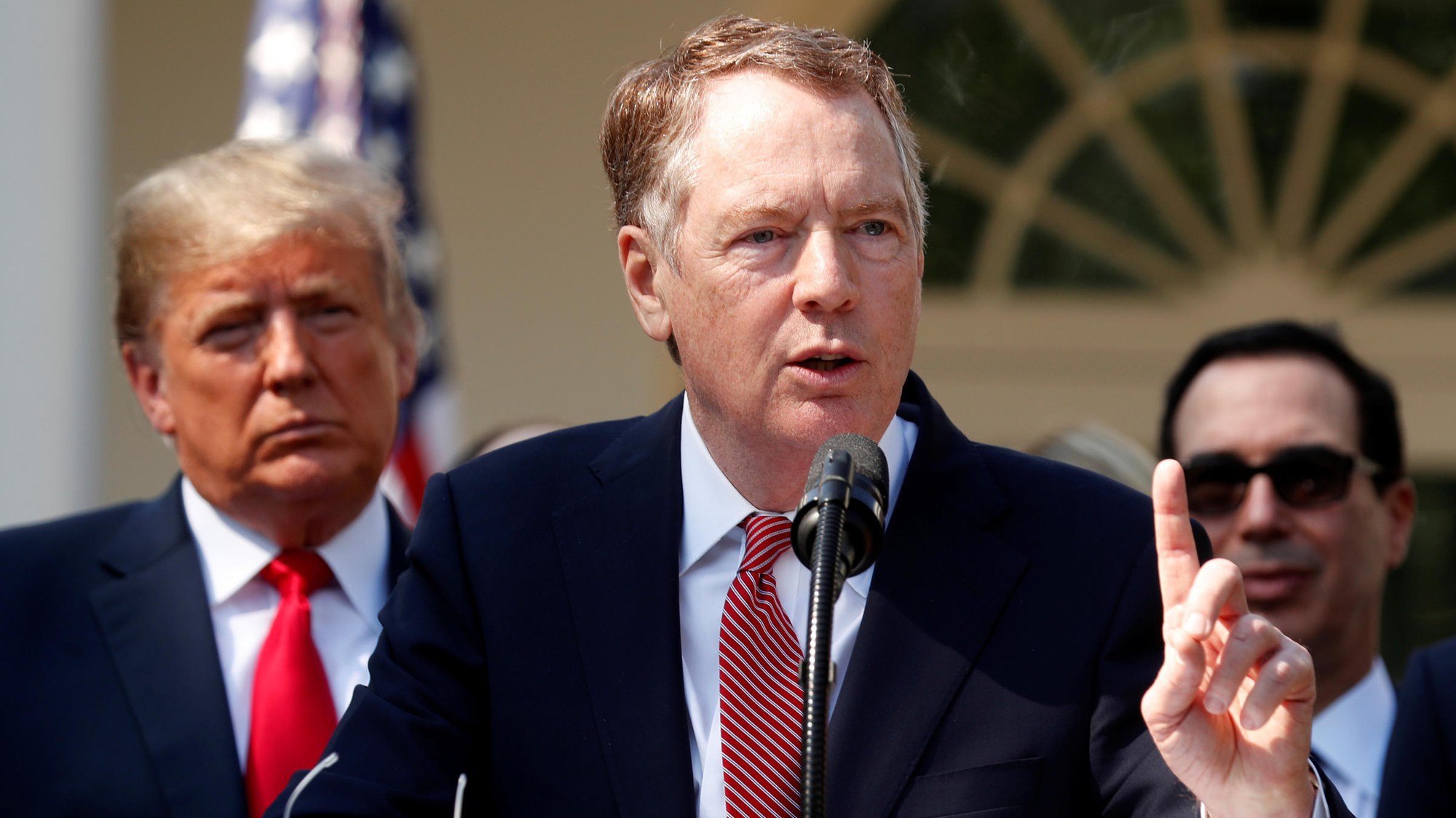 Từ trái qua: Tổng thống Mỹ Donald Trump, Đại diện thương mại Mỹ Robert Lighthizer, và Bộ trưởng Bộ Tài chính Mỹ Steven Mnuchin - Ảnh: Reuters.