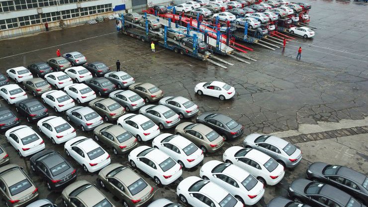 Những chiếc xe hơi đang được chờ xếp lên tàu tại một bến cảng ở tỉnh Giang Tô, Trung Quốc, tháng 2/2019 - Ảnh: Getty/CNBC.