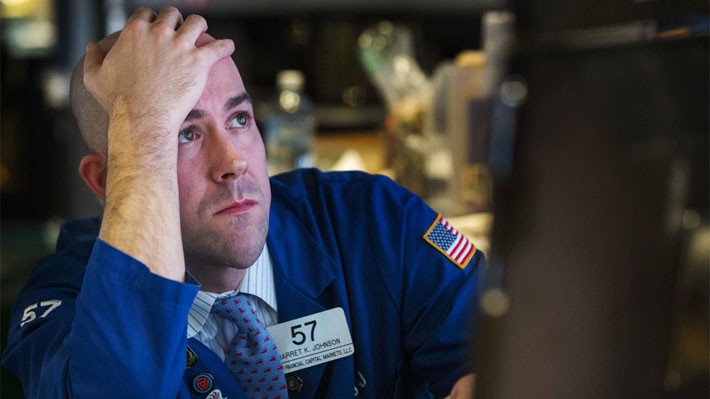 Một nhà giao dịch cổ phiếu trên sàn NYSE ở New York, Mỹ - Ảnh: Reuters.