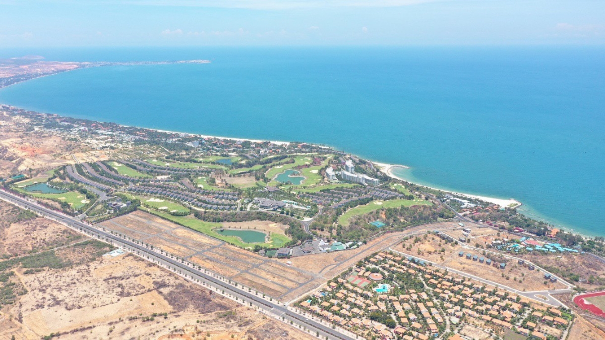 Silver Beach Phan Thiết Resort là 1 trong 2 resort hiếm hoi của Phan Thiết sở hữu 2 mặt tiền là 2 cung đường huyết mạch của thành phố: Võ Nguyên Giáp và Nguyễn Thông.