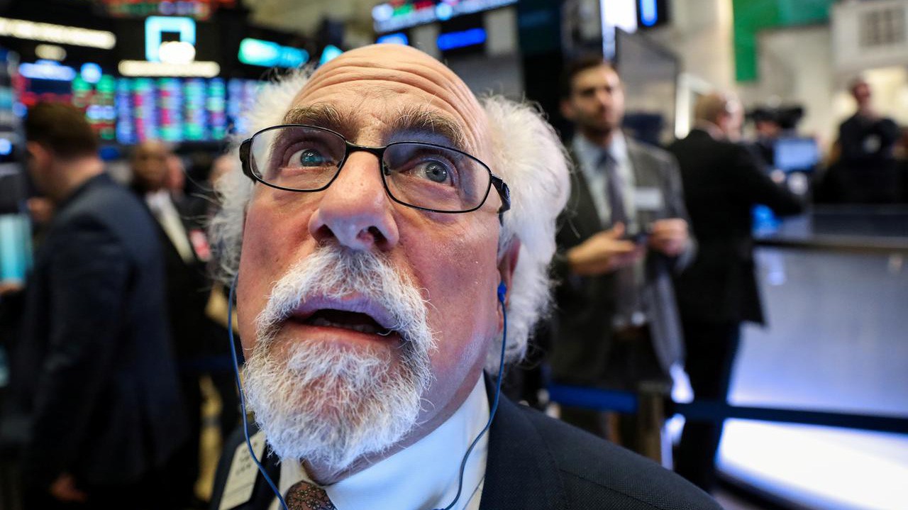 Một nhà giao dịch cổ phiếu trên sàn NYSE ở New York, Mỹ - Ảnh: Reuters.