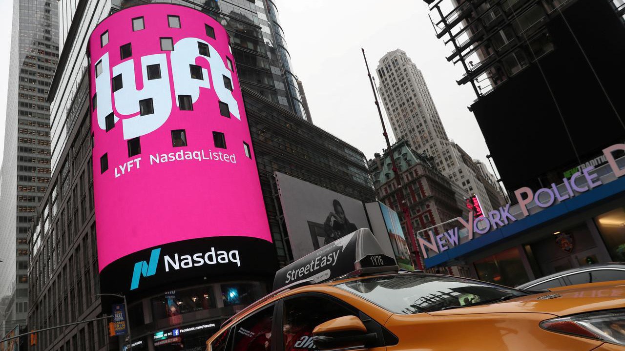 Logo của Lyft xuất hiện trên màn hình bên ngoài sàn giao dịch Nasdaq ở New York khi Lyft tiến hành vụ IPO hồi cuối tháng 3 - Ảnh: Reuters.