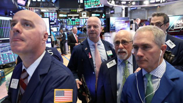 Các nhà giao dịch cổ phiếu trên sàn NYSE ở New York, Mỹ - Ảnh: Reuters.