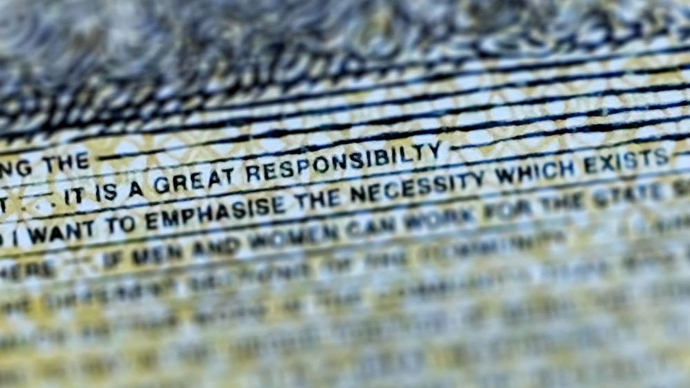 Ảnh chụp cận chữ "responsibility" có lỗi chính tả trên tờ 50 Đôla Australia - Ảnh: Getty/Bloomberg.
