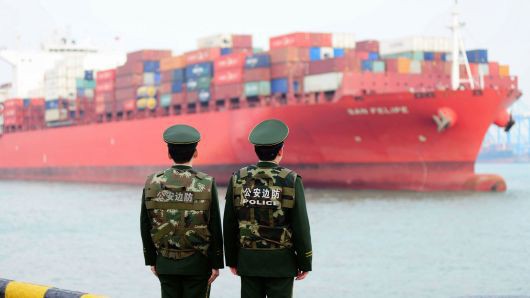 Một tàu container vào cảng Thanh Đảo, Trung Quốc, tháng 3/2018 - Ảnh: Getty/CNBC. 