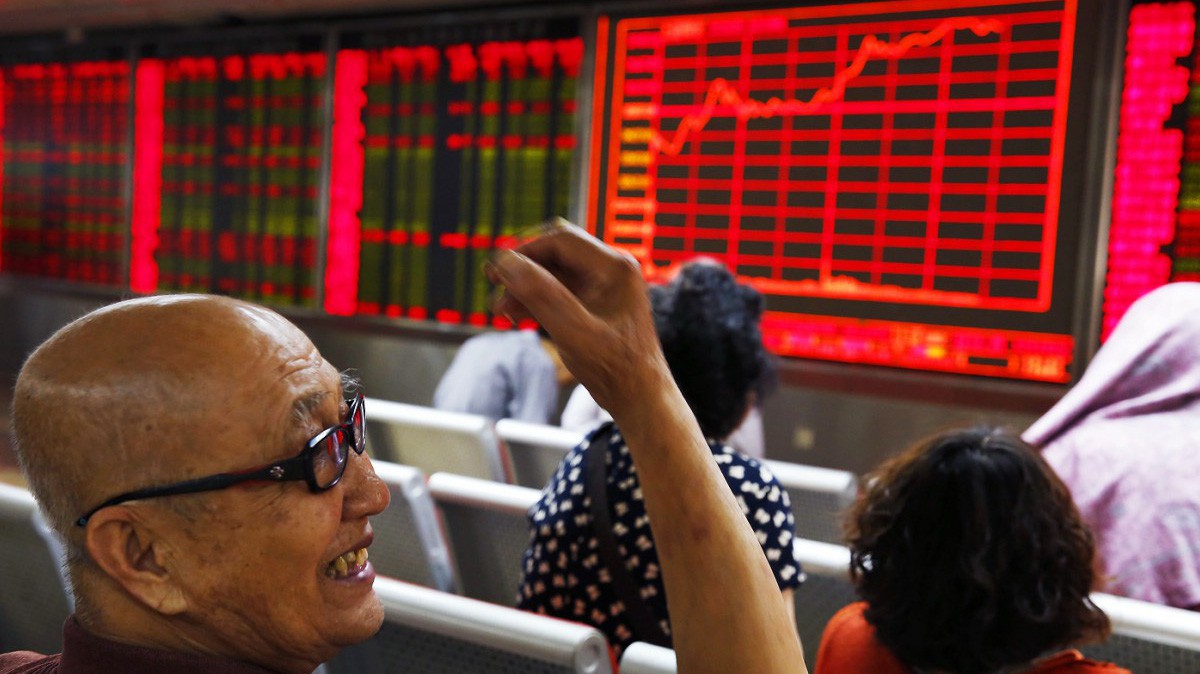 Chứng khoán Trung Quốc tăng điểm dù Mỹ tăng thuế quan - Ảnh: EPA/SCMP.