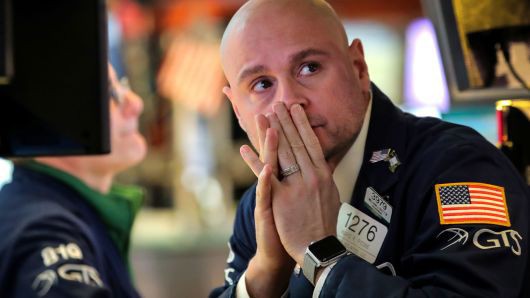 Một nhà giao dịch cổ phiếu trên sàn NYSE ở New York, Mỹ - Ảnh: Reuters.