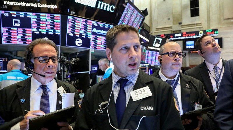 Các nhà giao dịch cổ phiếu trên sàn NYSE ở New York, Mỹ - Ảnh: Reuters.