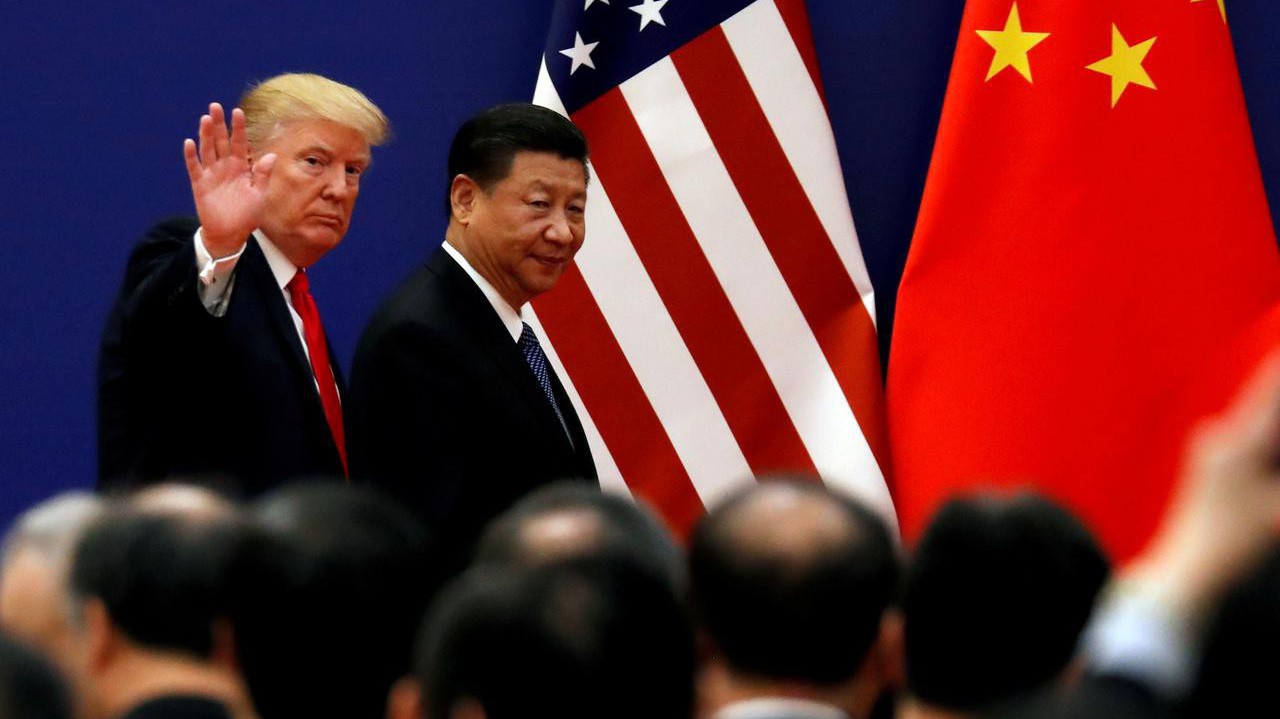Tổng thống Mỹ Donald Trump (trái) và Chủ tịch Trung Quốc Tập Cận Bình trong chuyến thăm Bắc Kinh của ông Trump vào tháng 11/2017 - Ảnh: Reuters.