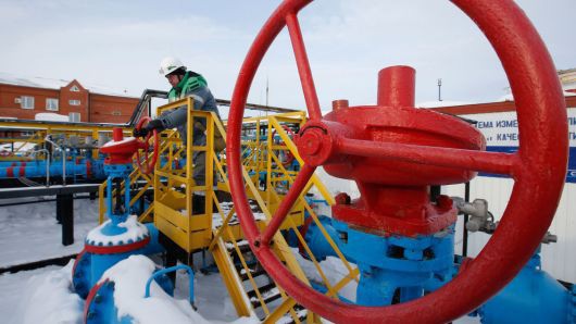 Một cơ sở dầu lửa của Nga. Nước này và OPEC đã hạn chế khai thác dầu từ đầu năm đến nay để hỗ trợ giá năng lượng này - Ảnh: Reuters/CNBC.