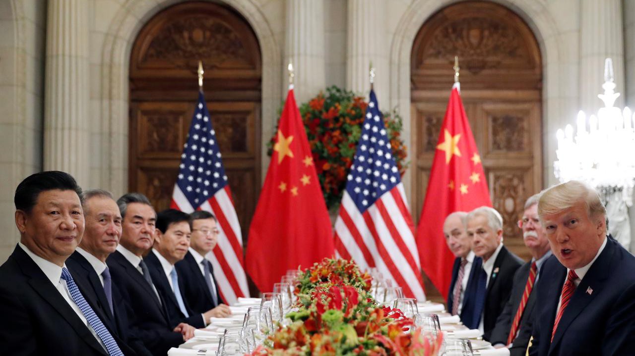 Chủ tịch Trung Quốc Tập Cận Bình (trái) và Tổng thống Mỹ Donald Trump (phải) cùng các quan chức hai nước trong cuộc gặp ở Argentina, tháng 12/2018 - Ảnh: Reuters.