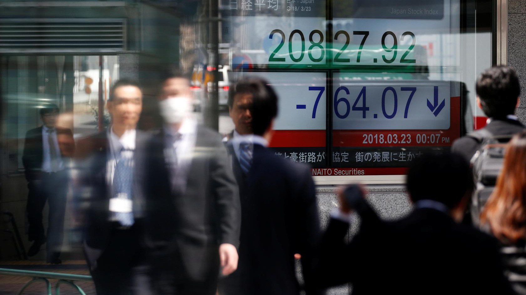 Chiến tranh thương mại Mỹ-Trung đang gây áp lực giảm lên toàn bộ thị trường chứng khoán châu Á - Ảnh: Reuters.