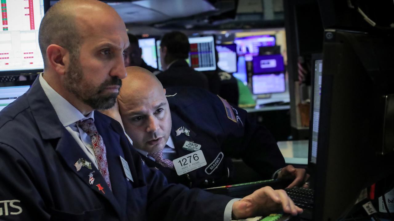 Các nhà giao dịch cổ phiếu trên sàn NYSE ở New York, Mỹ, ngày 13/5 - Ảnh: Reuters.
