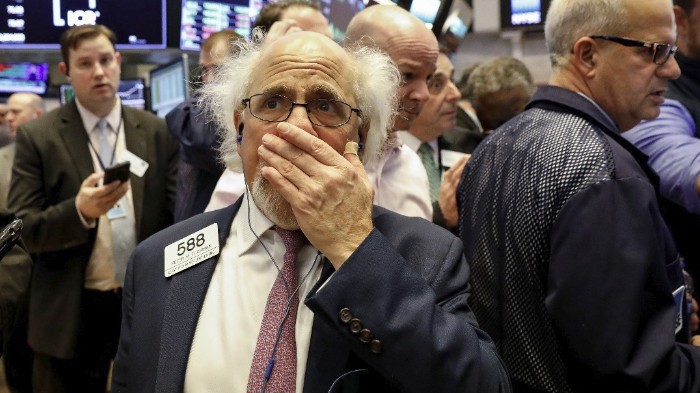 Các nhà giao dịch cổ phiếu trên sàn NYSE ở New York, Mỹ - Ảnh: Reuters.