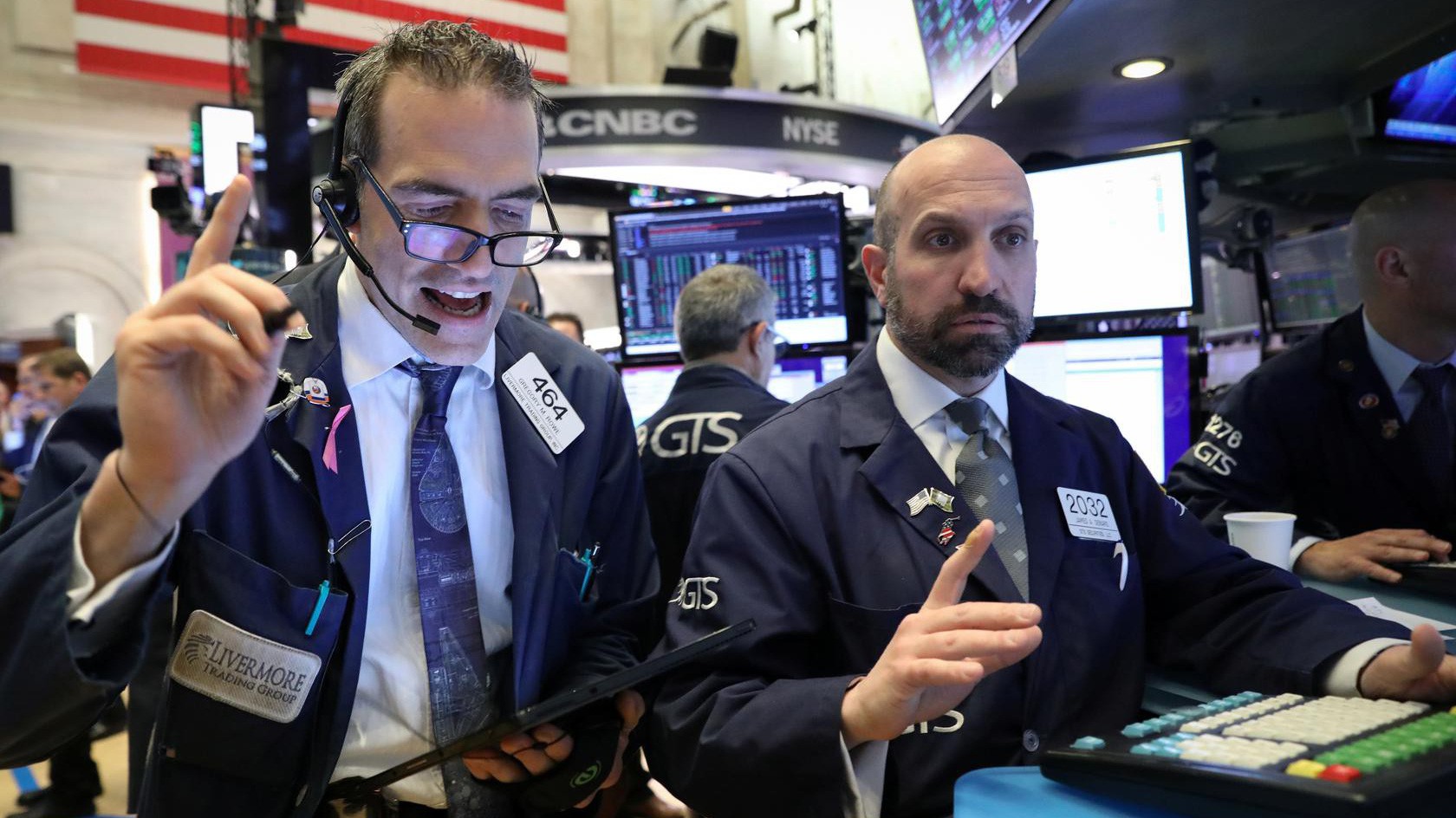 Các nhà giao dịch cổ phiếu trên sàn NYSE ở New York, Mỹ - Ảnh: Reuters.