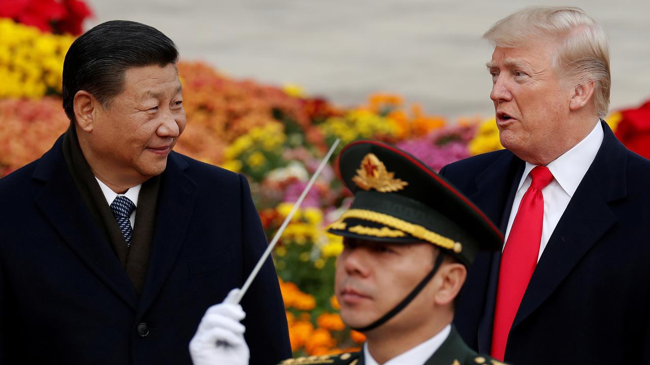 Chủ tịch Trung Quốc Tập Cận Bình (trái) và Tổng thống Mỹ Donald Trump (phải) trong cuộc gặp ở Bắc Kinh tháng 11/2017 - Ảnh: Reuters.