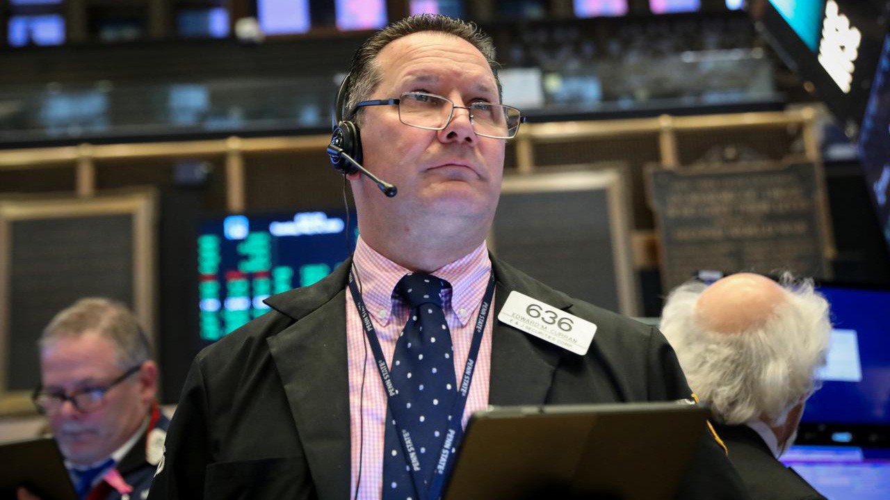 Các nhà giao dịch cổ phiếu trên sàn NYSE ở New York, Mỹ - Ảnh: Reuters.