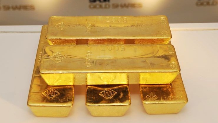 Giá vàng thế giới đang chịu áp lực giảm từ đồng USD tăng giá, nhưng cũng được hỗ trợ bởi nhu cầu phòng ngừa rủi ro - Ảnh: Getty/CNBC.